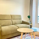 Justine Suite, Place de la République