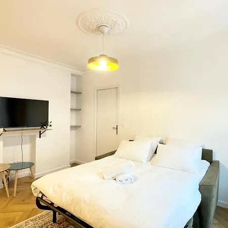 Justine Suite, Place De La République Parigi