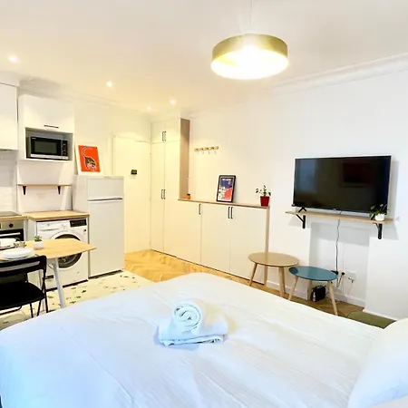 Justine Suite, Place De La République * Parigi